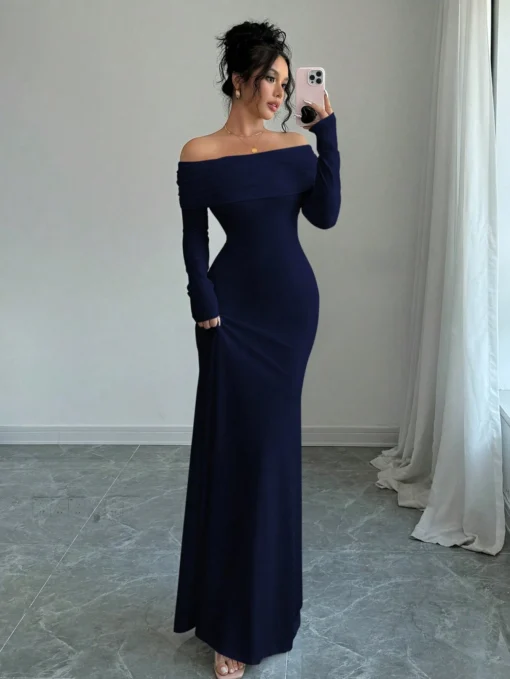 Vista frontal del vestido azul marino elegante con hombros descubiertos y corte ajustado.