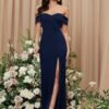 Imagen frontal del vestido azul marino de hombros descubiertos con abertura elegante
