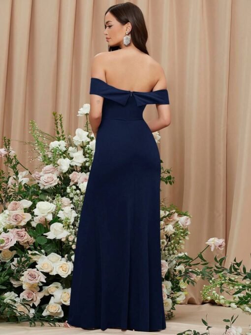 Vista trasera del vestido azul marino de hombros descubiertos para eventos