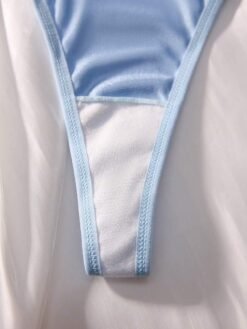 Primer plano del interior de la tanga del set de lencería romántico floral azul.