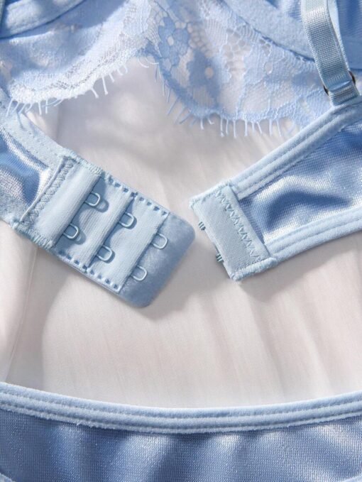 Detalle del broche y encaje del sujetador del set de lencería romántico floral azul.