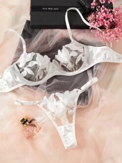 Vista frontal del set de lencería romántico floral blanco con bordado.