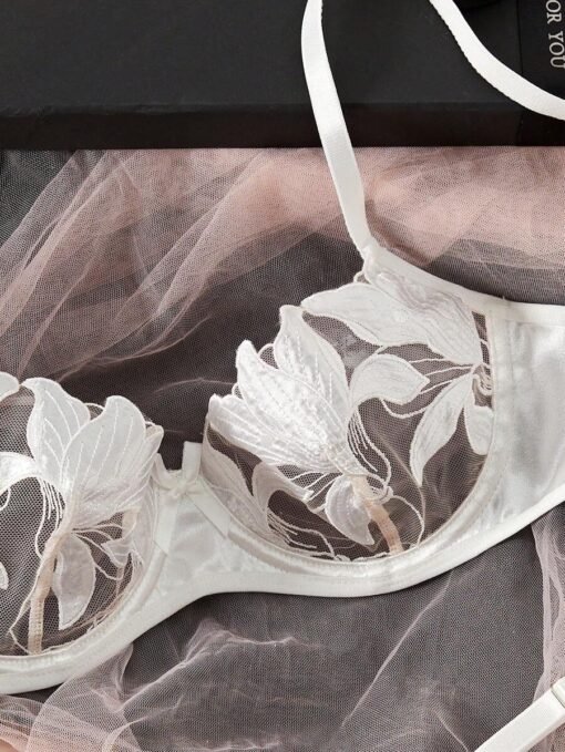 Detalle del sujetador con bordado floral del set de lencería romántico floral.