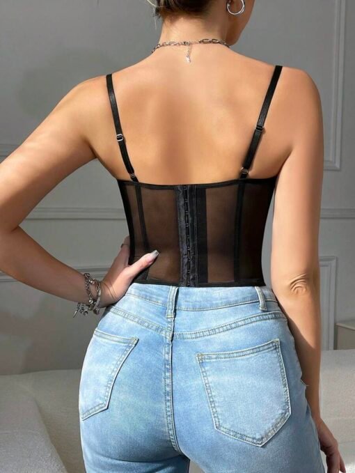 Vista trasera del corset negro de encaje con cierre ajustable y tirantes delgados.