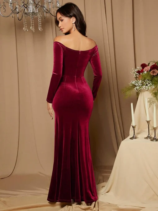 Vista trasera del vestido largo burdeos estilo sirena con cierre y ajuste entallado.