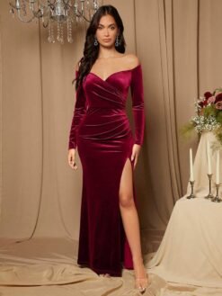Modelo luciendo vestido largo burdeos estilo sirena en ambiente elegante.