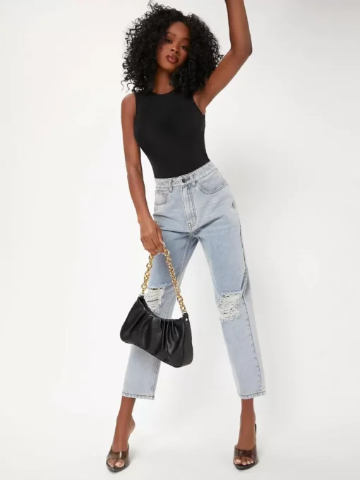 Outfit con body negro sin mangas combinado con jeans y bolso negro.