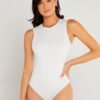 Body blanco casual sin mangas con cuello redondo, vista frontal.