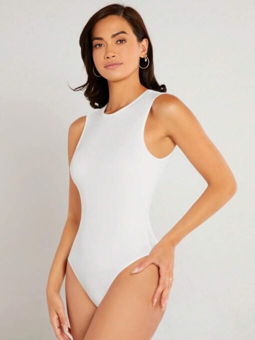Detalle lateral del body blanco casual ajustado.