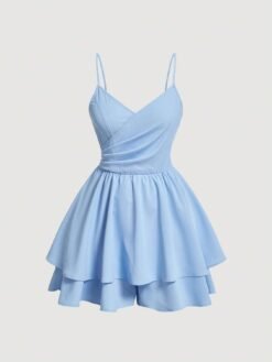 Imagen frontal del vestido corto celeste con tirantes finos y escote cruzado