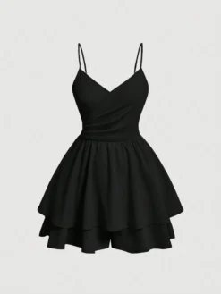 Imagen frontal del vestido corto negro con tirantes finos y corte envolvente