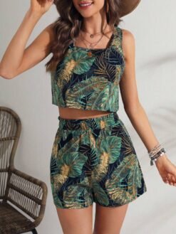 Primer plano de los shorts tropicales con pretina elástica y bolsillos.