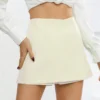 Falda pantalón blanca elegante de talle alto vista frontal.
