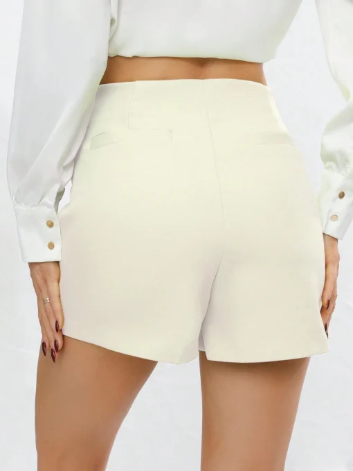 Vista trasera de la falda pantalón blanca elegante con acabado liso.