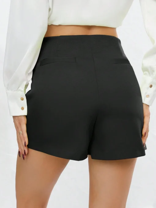 Vista trasera de la falda pantalón negra elegante con corte corto.