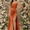 Imagen frontal del vestido óxido marrón maxi con tirantes finos y abertura lateral