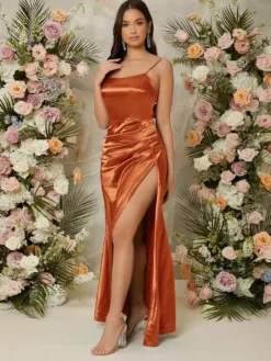 Imagen sentada mostrando la caída y brillo del vestido óxido marrón maxi