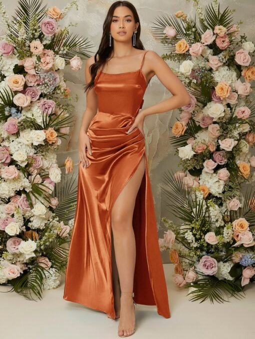 Imagen frontal del vestido óxido marrón maxi con tirantes finos y abertura lateral