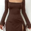 Imagen frontal: Vestido café casual mini con escote cuadrado y abertura lateral