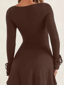 Imagen trasera: Parte trasera del vestido café casual con manga larga