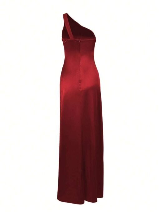 Vista lateral del vestido elegante rojo mostrando la caída y forma del diseño.