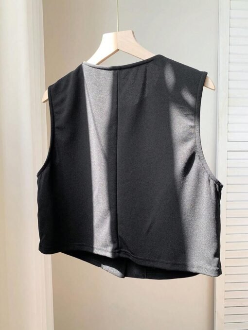 Vista trasera del top crop negro casual sin mangas.