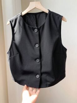 Vista plana del top crop negro casual colgado en perchero.