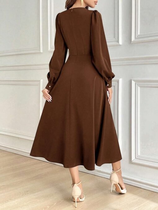 Imagen trasera del vestido elegante café integral con corte campana
