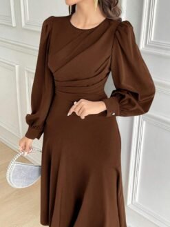 Detalle del escote redondo y fruncido del vestido elegante café integral