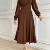 Vista completa del vestido elegante café integral ideal para eventos nocturnos