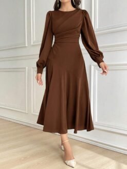 Vista completa del vestido elegante café integral ideal para eventos nocturnos