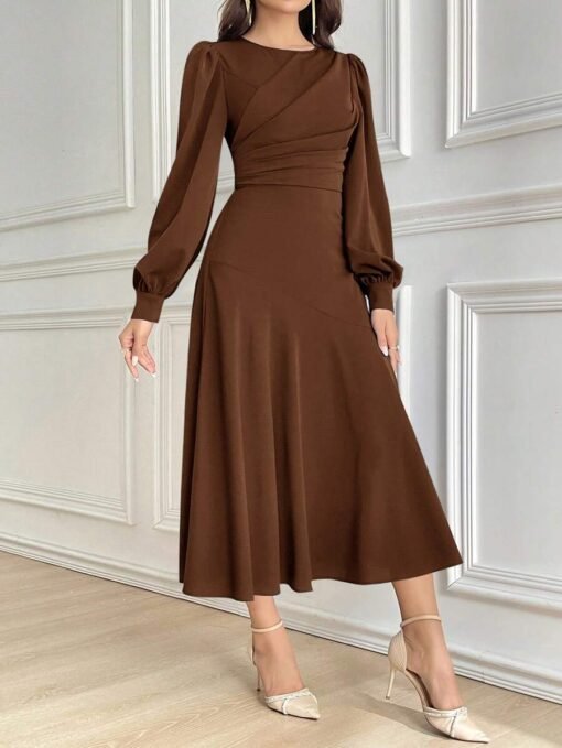 Imagen frontal del vestido elegante café integral con manga obispo y talle alto