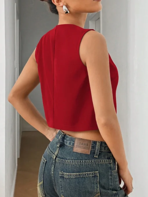 Vista trasera del top crop rojo casual sin mangas.