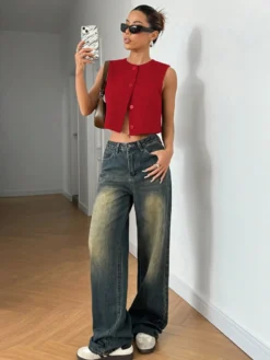 Look completo con top crop rojo casual y jeans holgados.