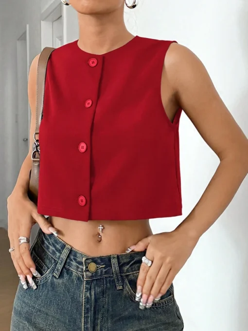Top crop rojo casual con botones, vista frontal.