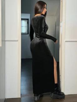 Parte trasera del vestido largo negro ajustado mostrando caída entallada y textura.