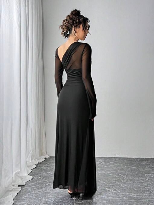 Vista trasera del vestido elegante negro asimétrico mostrando el escote cruzado.