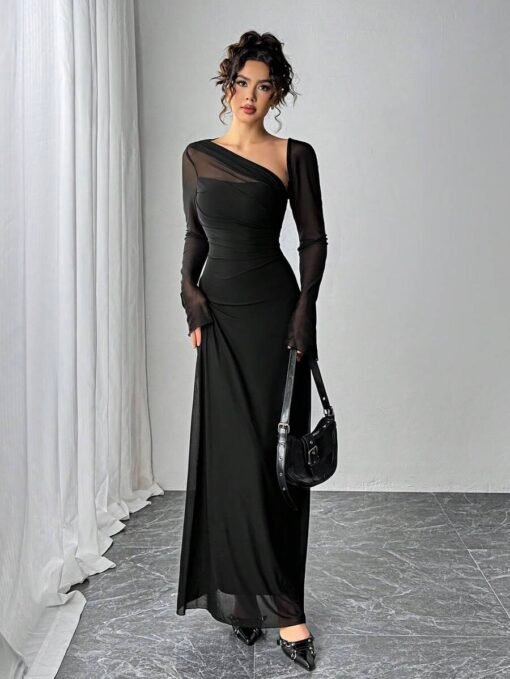 Vista completa del vestido elegante negro asimétrico en pose frontal.