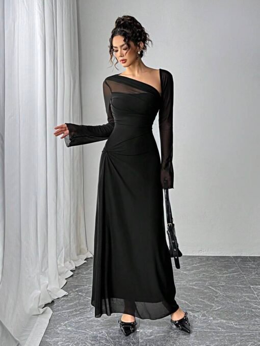 Vista frontal del vestido elegante negro asimétrico con mangas largas transparentes.
