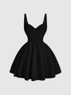 Imagen trasera: Espalda fruncida del vestido negro corto con tirantes