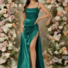 Vestido verde satinado con abertura alta y tirantes finos visto desde el frente