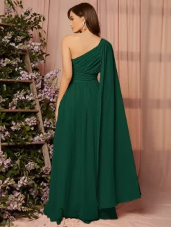 Vista trasera del vestido verde oscuro asimétrico con manga capa fluida