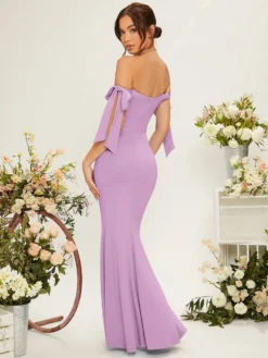 Vista trasera del vestido sirena lila mostrando el ajuste ceñido al cuerpo.