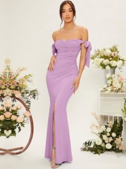 Vista frontal del vestido sirena lila con escote descubierto y fruncido.
