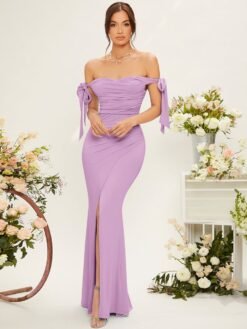 Detalle del fruncido y la abertura alta del vestido sirena lila.
