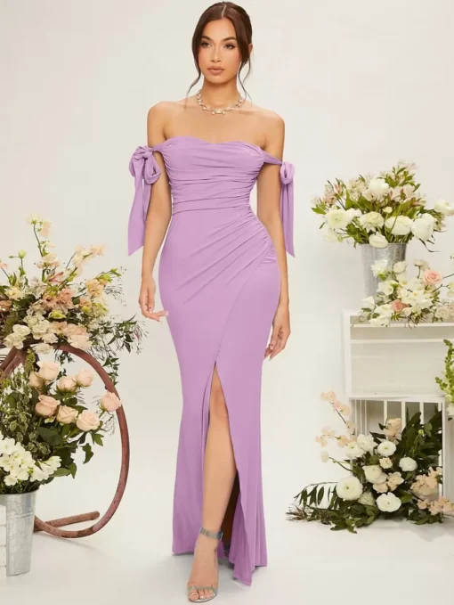 Modelo usando el vestido sirena lila en un entorno floral elegante