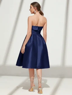 Vista trasera del vestido azul real sin tirantes con cierre invisible