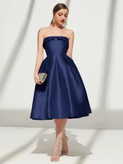 Vista frontal del vestido azul real sin tirantes en corte midi elegante