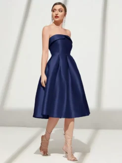 Perfil lateral del vestido azul real sin tirantes mostrando pliegues