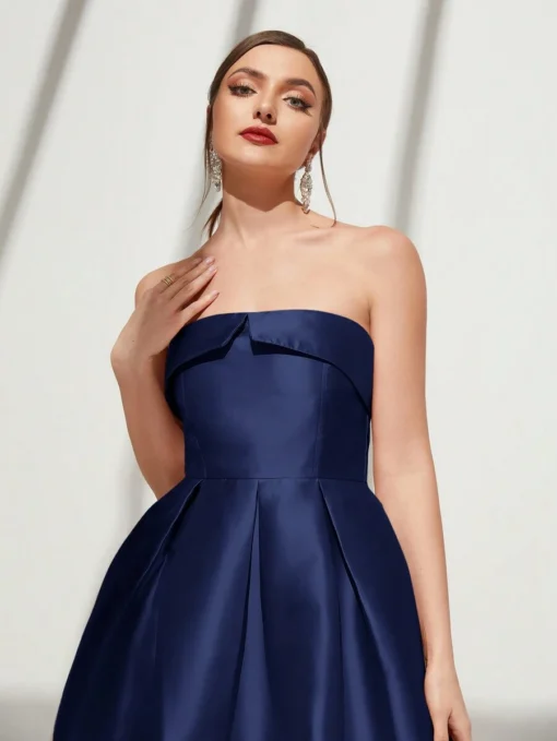 Detalle del escote sin tirantes del vestido azul real